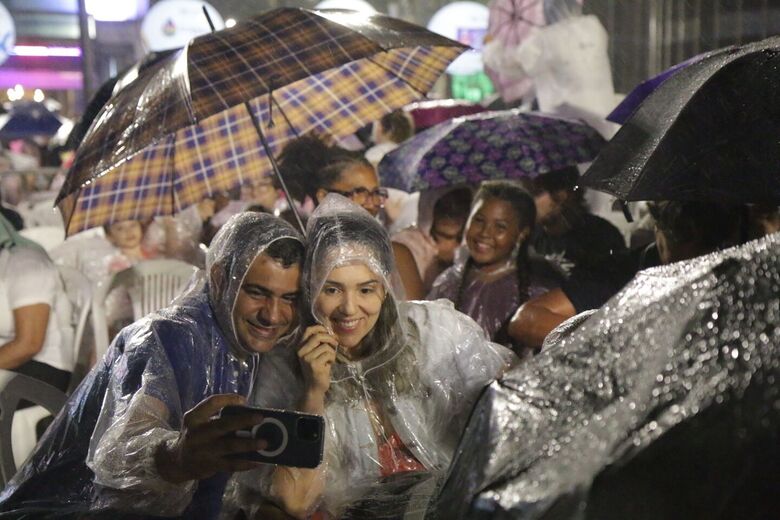 Primeira noite do Baile do Menino Deus é cancelada por conta da chuva (Foto: Arthur Mota/Folha de Pernambuco)