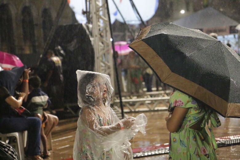 Primeira noite do Baile do Menino Deus é cancelada por conta da chuva (Foto: Arthur Mota/Folha de Pernambuco)