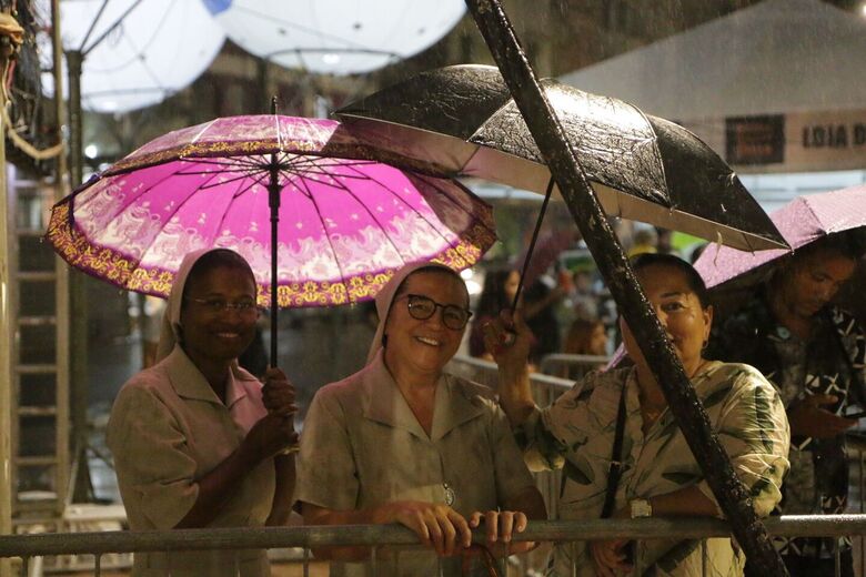 Primeira noite do Baile do Menino Deus é cancelada por conta da chuva (Foto: Arthur Mota/Folha de Pernambuco)
