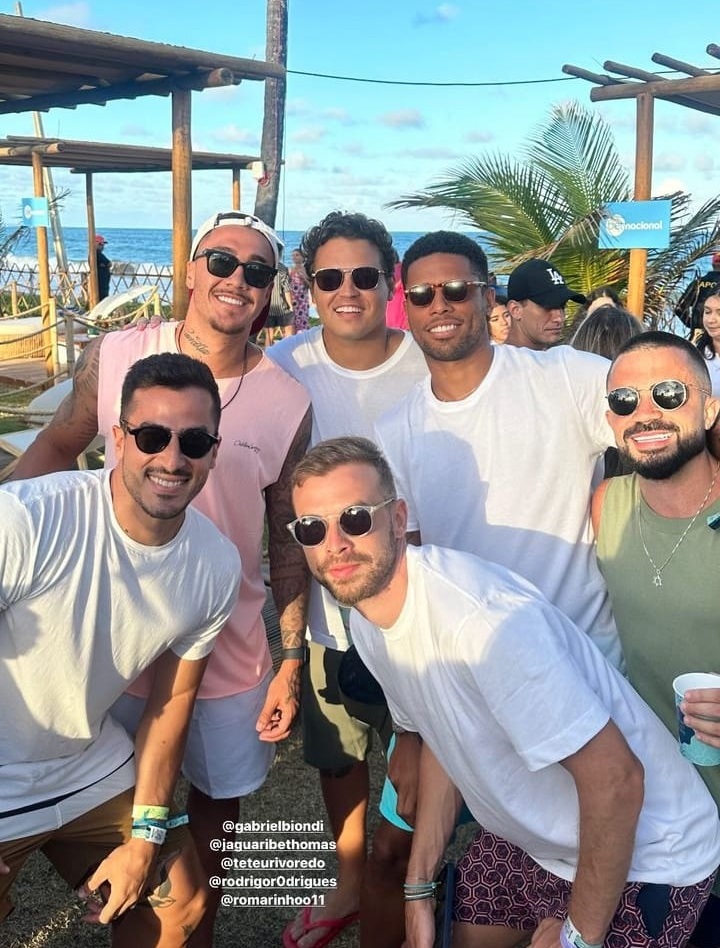 Romarinho, André, Thomas e amigos em Maracaípe/ Reprodução