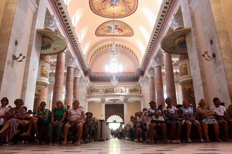 Fiéis se reúnem para receber Bênção de São Félix | Foto: Júnior Soares/Folha de Pernambuco