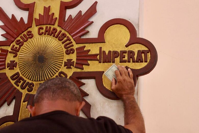 Fiéis se reúnem para receber Bênção de São Félix | Foto: Júnior Soares/Folha de Pernambuco