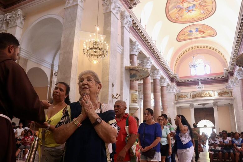 Fiéis se reúnem para receber Bênção de São Félix | Foto: Júnior Soares/Folha de Pernambuco