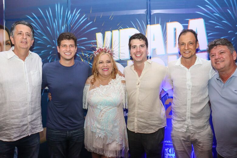 Prefeito João Campos se encontra com outras autoridades e a artista Nena Queiroga no backstage da Virada Recife 2024, no Polo Pina. Foto: Walli Fontenele / Folha de Pernambuco