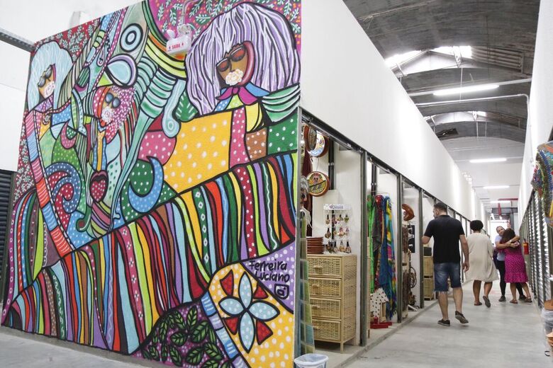 Enquanto Mercado de São José passa por reforma, comerciantes do setor de artesanato atendem em espaço provisório (Foto: Arthur Mota/Folha de Pernambuco)