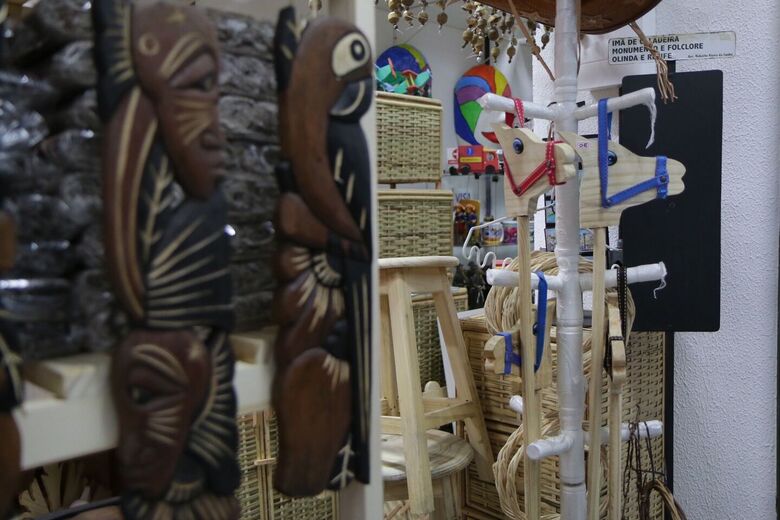 Enquanto Mercado de São José passa por reforma, comerciantes do setor de artesanato atendem em espaço provisório (Foto: Arthur Mota/Folha de Pernambuco)