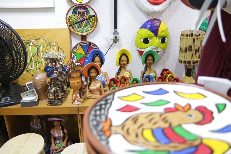 Enquanto Mercado de São José passa por reforma, comerciantes do setor de artesanato atendem em espaço provisório (Foto: Arthur Mota/Folha de Pernambuco)