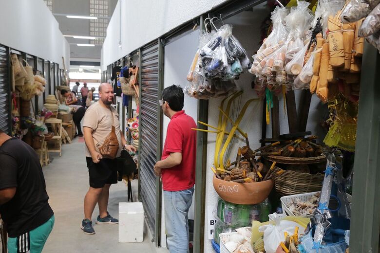 Enquanto Mercado de São José passa por reforma, comerciantes do setor de artesanato atendem em espaço provisório (Foto: Arthur Mota/Folha de Pernambuco)