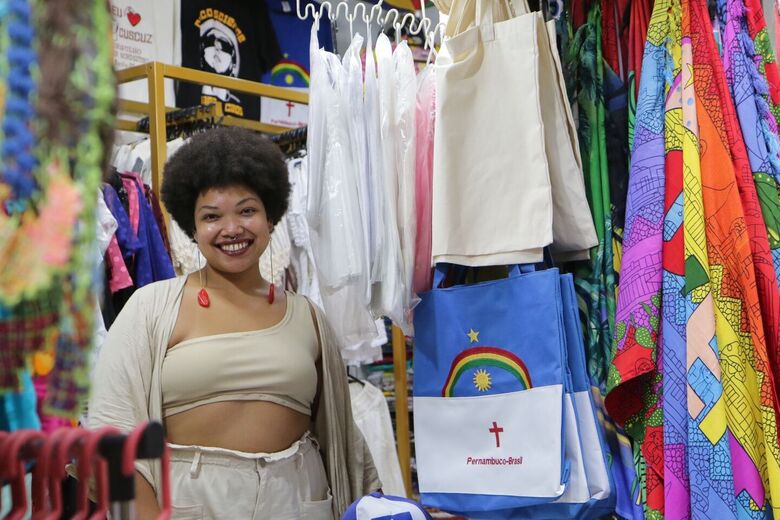 Enquanto Mercado de São José passa por reforma, comerciantes do setor de artesanato atendem em espaço provisório (Foto: Arthur Mota/Folha de Pernambuco)