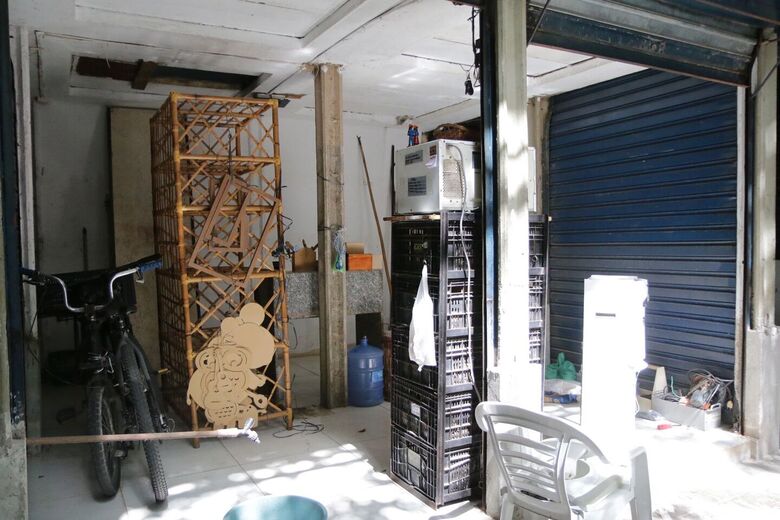 Enquanto Mercado de São José passa por reforma, comerciantes do setor de artesanato atendem em espaço provisório (Foto: Arthur Mota/Folha de Pernambuco)