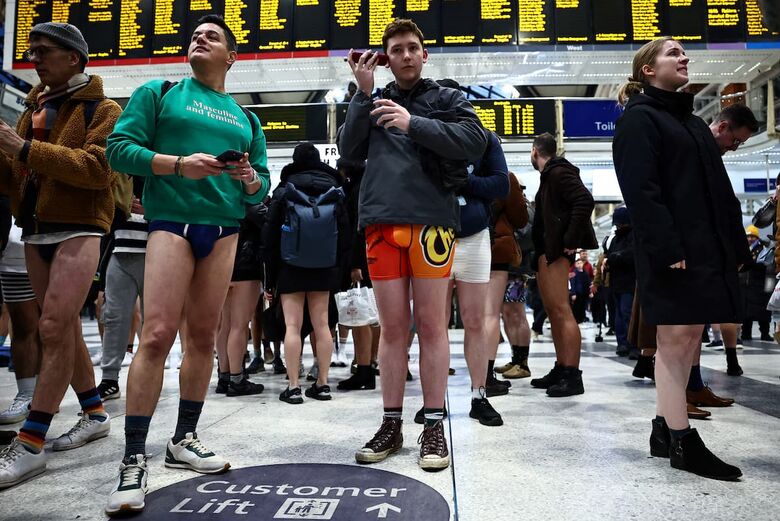 Passageiros circularam entre outros frequentadores do metrô | Foto: Henry Nicholls/AFP