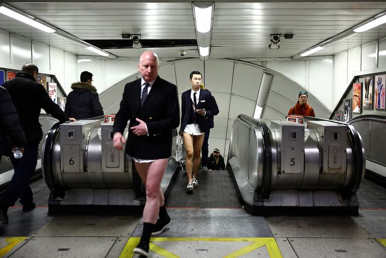  Durante o dia, dezenas embarcaram sem calças nas estações | Foto: Henry Nicholls/AFP