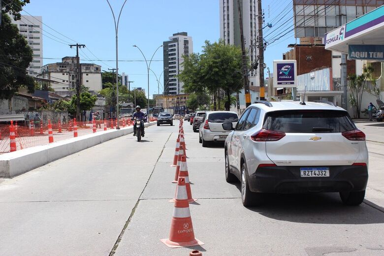 Obra emergencial de esgoto na Avenida Norte Miguel Arraes de Alencar // Foto: Clarice Melo/ Folha de Pernambuco