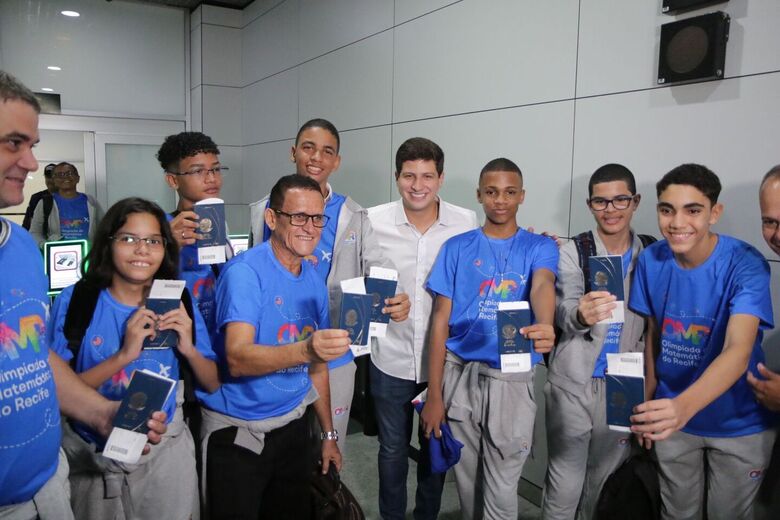 Embarque dos alunos da Olimpíada de Matemática do Recife para os EUA. Fotos: Arthur Mota/Folha de Pernambuco