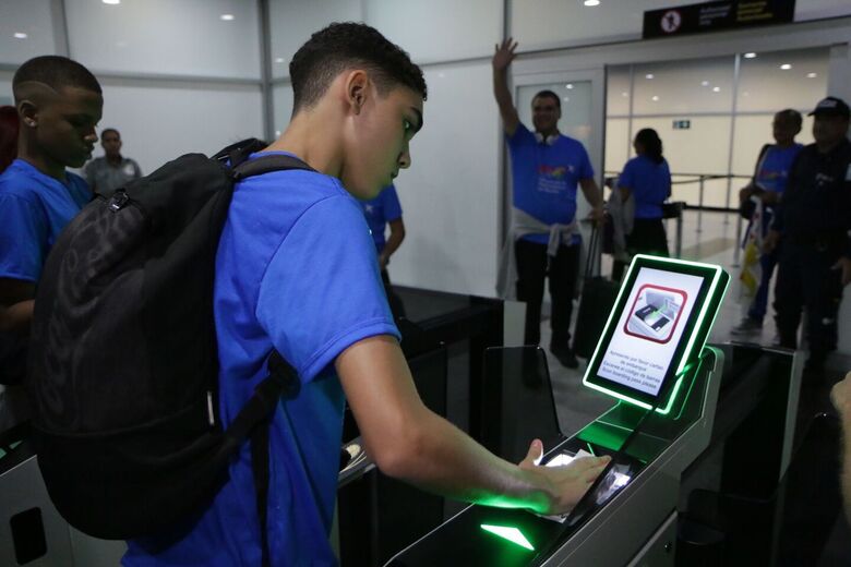 Embarque dos alunos da Olimpíada de Matemática do Recife para os EUA. Fotos: Arthur Mota/Folha de Pernambuco