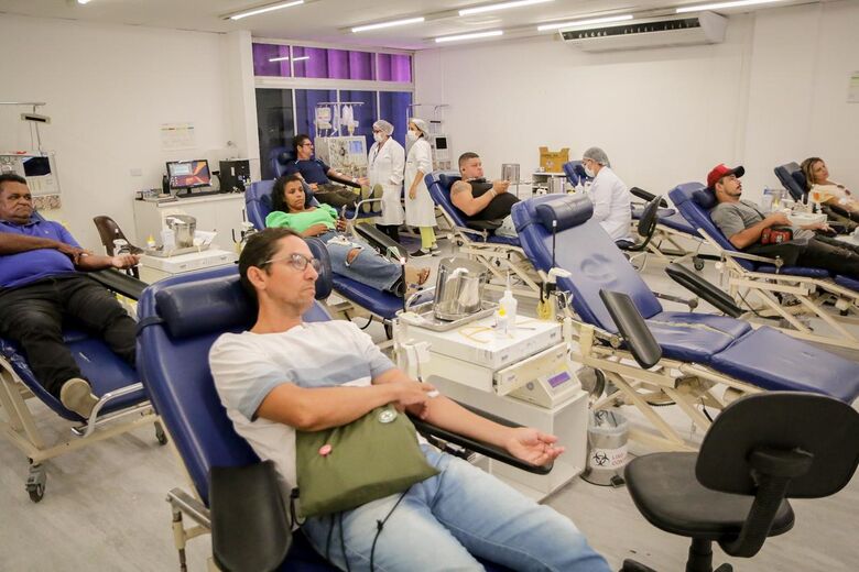 Hemope recebe visita de super-heróis solidários para aumentar estoque no Carnaval // Foto: Arthur Mota/Folha de Pernambuco