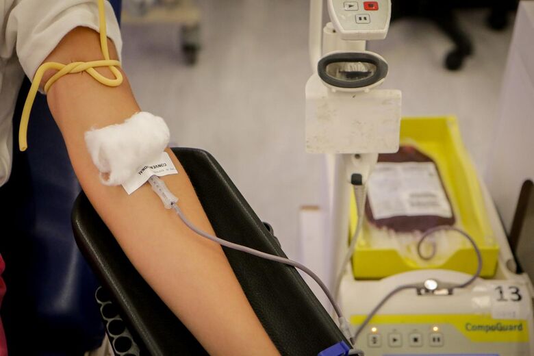 Hemope recebe visita de super-heróis solidários para aumentar estoque no Carnaval // Foto: Arthur Mota/Folha de Pernambuco