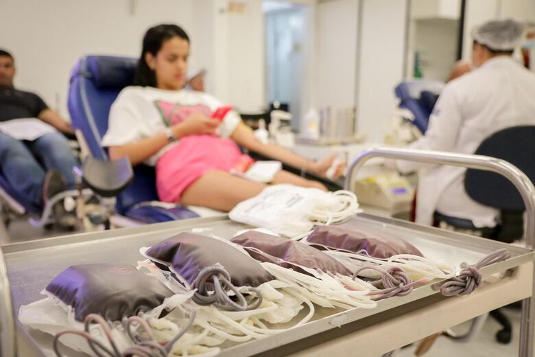 Hemope recebe visita de super-heróis solidários para aumentar estoque no Carnaval // Foto: Arthur Mota/Folha de Pernambuco