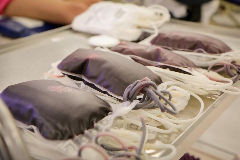 Hemope recebe visita de super-heróis solidários para aumentar estoque no Carnaval // Foto: Arthur Mota/Folha de Pernambuco