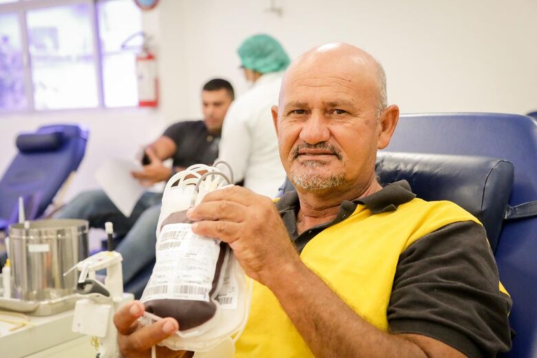 Hemope recebe visita de super-heróis solidários para aumentar estoque no Carnaval // Foto: Arthur Mota/Folha de Pernambuco