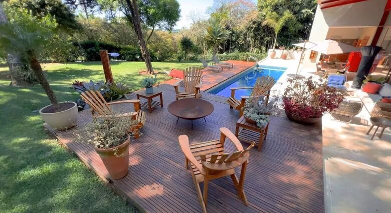 Área externa da nova mansão de Viih Tube: cantinho para fogueira, piscina, varandão e gramado  Foto: Reprodução