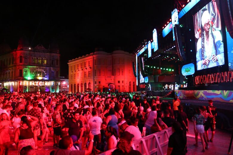 Palco do Marco Zero recebe último dia de apresentações do Carnaval do Recife