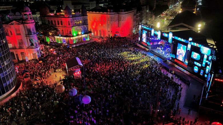 Palco do Marco Zero recebe último dia de apresentações do Carnaval do Recife