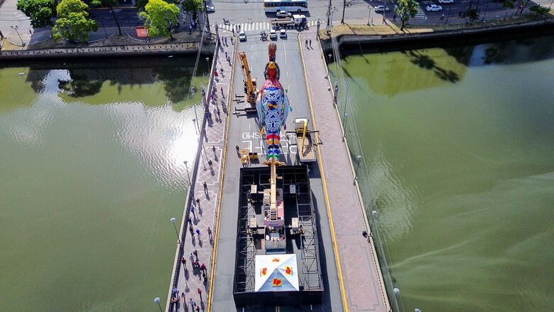 Galo Gigante da Paz na Ponte Durante Coelho. - Foto: Alexandre Aroeira/Folha de Pernambuco