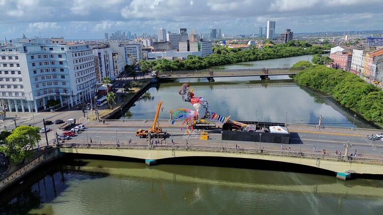 Galo Gigante da Paz na Ponte Durante Coelho. - Foto: Alexandre Aroeira/Folha de Pernambuco