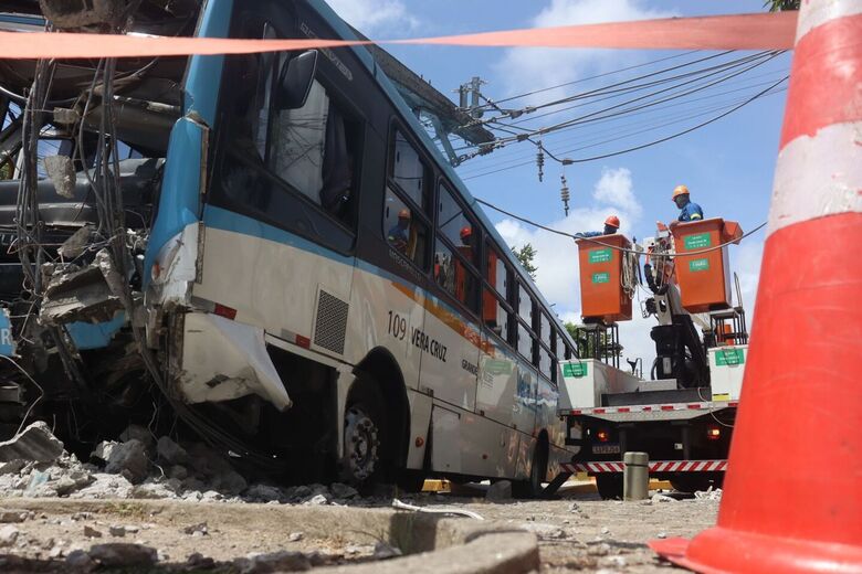 Batida de ônibus com poste em São José complicou trânsito e deixou o bairro e o Bairro do Recife sem energia (Foto: Júnior Soares/Folha de Pernambuco)