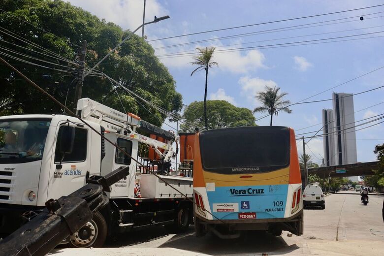 Batida de ônibus com poste em São José complicou trânsito e deixou o bairro e o Bairro do Recife sem energia (Foto: Júnior Soares/Folha de Pernambuco)