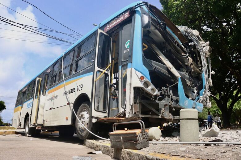 Batida de ônibus com poste em São José complicou trânsito e deixou o bairro e o Bairro do Recife sem energia (Foto: Júnior Soares/Folha de Pernambuco)