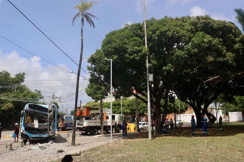 Batida de ônibus com poste em São José complicou trânsito e deixou o bairro e o Bairro do Recife sem energia (Foto: Júnior Soares/Folha de Pernambuco)