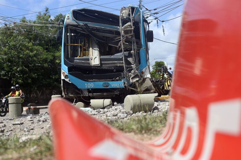 Batida de ônibus com poste em São José complicou trânsito e deixou o bairro e o Bairro do Recife sem energia (Foto: Júnior Soares/Folha de Pernambuco)