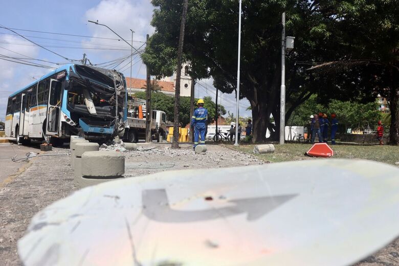 Batida de ônibus com poste em São José complicou trânsito e deixou o bairro e o Bairro do Recife sem energia (Foto: Júnior Soares/Folha de Pernambuco)
