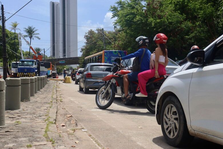 Batida de ônibus com poste em São José complicou trânsito e deixou o bairro e o Bairro do Recife sem energia (Foto: Júnior Soares/Folha de Pernambuco)
