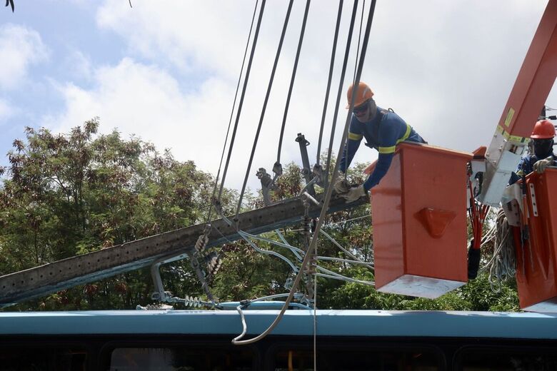 Batida de ônibus com poste em São José complicou trânsito e deixou o bairro e o Bairro do Recife sem energia (Foto: Júnior Soares/Folha de Pernambuco)
