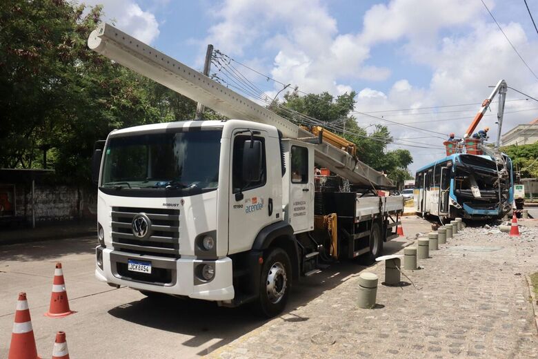 Batida de ônibus com poste em São José complicou trânsito e deixou o bairro e o Bairro do Recife sem energia (Foto: Júnior Soares/Folha de Pernambuco)