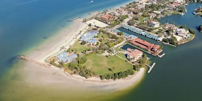 Propriedade tem deque para iates e 500 metros de orla da praia (Foto: Reprodução)