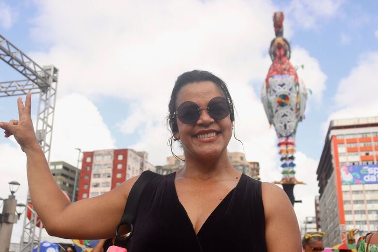 Cabeleireira Ana Cláudia diante do Galo Gigante 2024 - Foto: Júnior Soares/Folha de Pernambuco