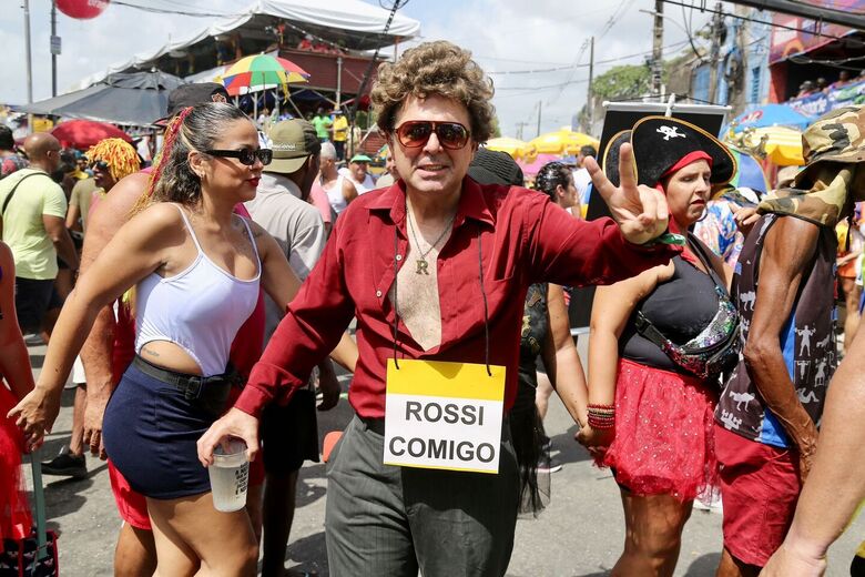 Foliões curtem o Galo da Madrugada 2024 (Foto: Alexandre Aroeira/Folha de Pernambuco)