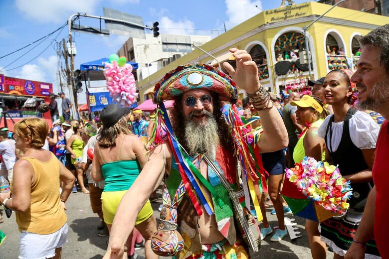 Foliões curtem o Galo da Madrugada 2024 (Foto: Alexandre Aroeira/Folha de Pernambuco)