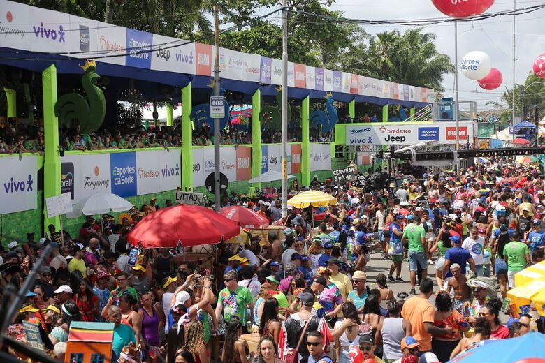 Foliões curtem o Galo da Madrugada 2024 (Foto: Alexandre Aroeira/Folha de Pernambuco)