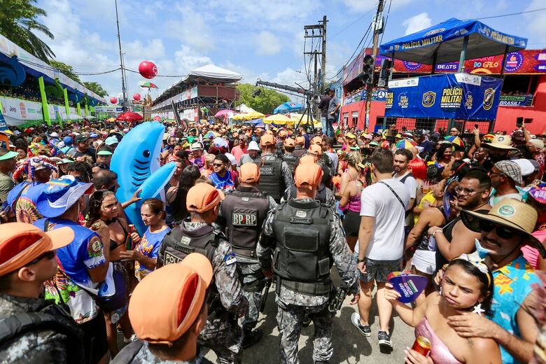 Foliões curtem o Galo da Madrugada 2024 (Foto: Alexandre Aroeira/Folha de Pernambuco)