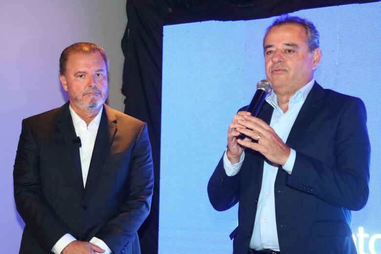 Danilo Cabral fala ao lado de Eduardo de Queiroz Monteiro