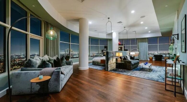 Sala de estar da cobertura onde vive Rihanna  Foto: Reprodução