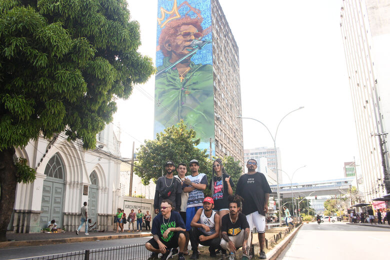 Recife tem ganhado ainda mais cor e arte com a chegada de seis novos megamurais na cidade, que prestam homenagem às nações de maracatu, ao frevo, côco e ao brega. Foto: Uenni/PCR.