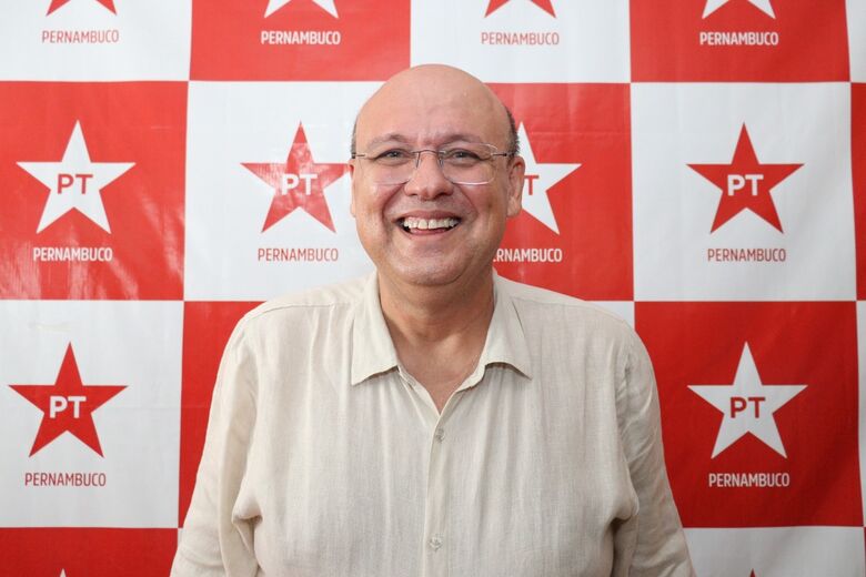 O médico Mozart Sales se inscreve na disputa para candidato do PT a vice na chapa de João Campos. Na foto: Walli Fontenele/Folha de Pernambuco