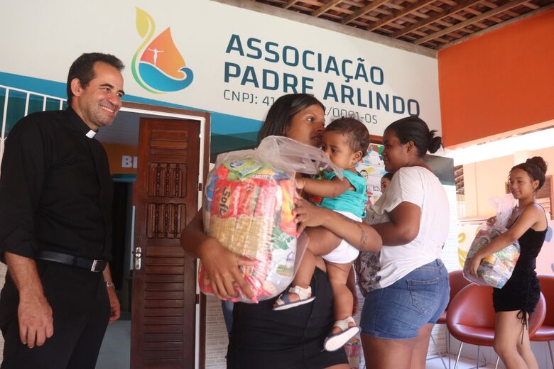 Distribuição de cestas básicas na Associação Padre Arlindo. Foto: Júnior Soares/ Folha de Pernambuco.
