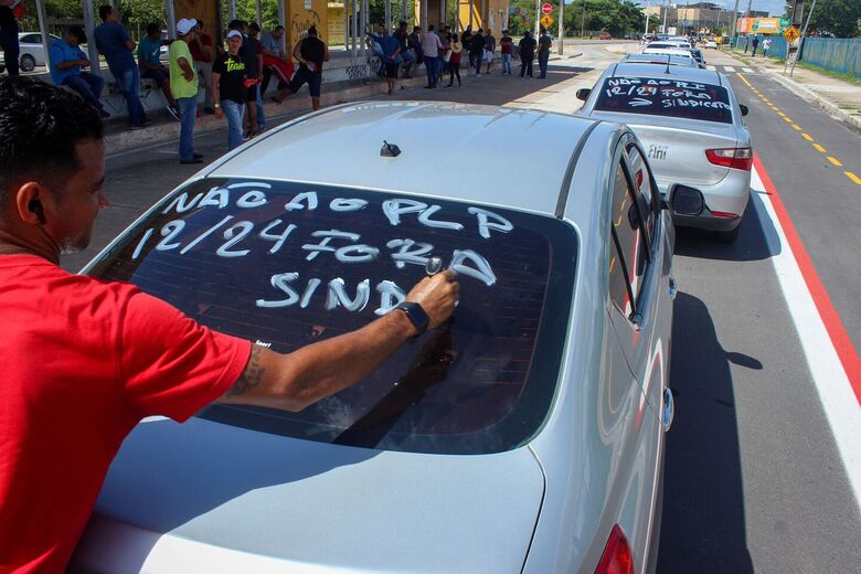 Motoristas de aplicativo protestam contra PLP 12/2024. - Foto: Clarice Melo/Folha de Pernambuco